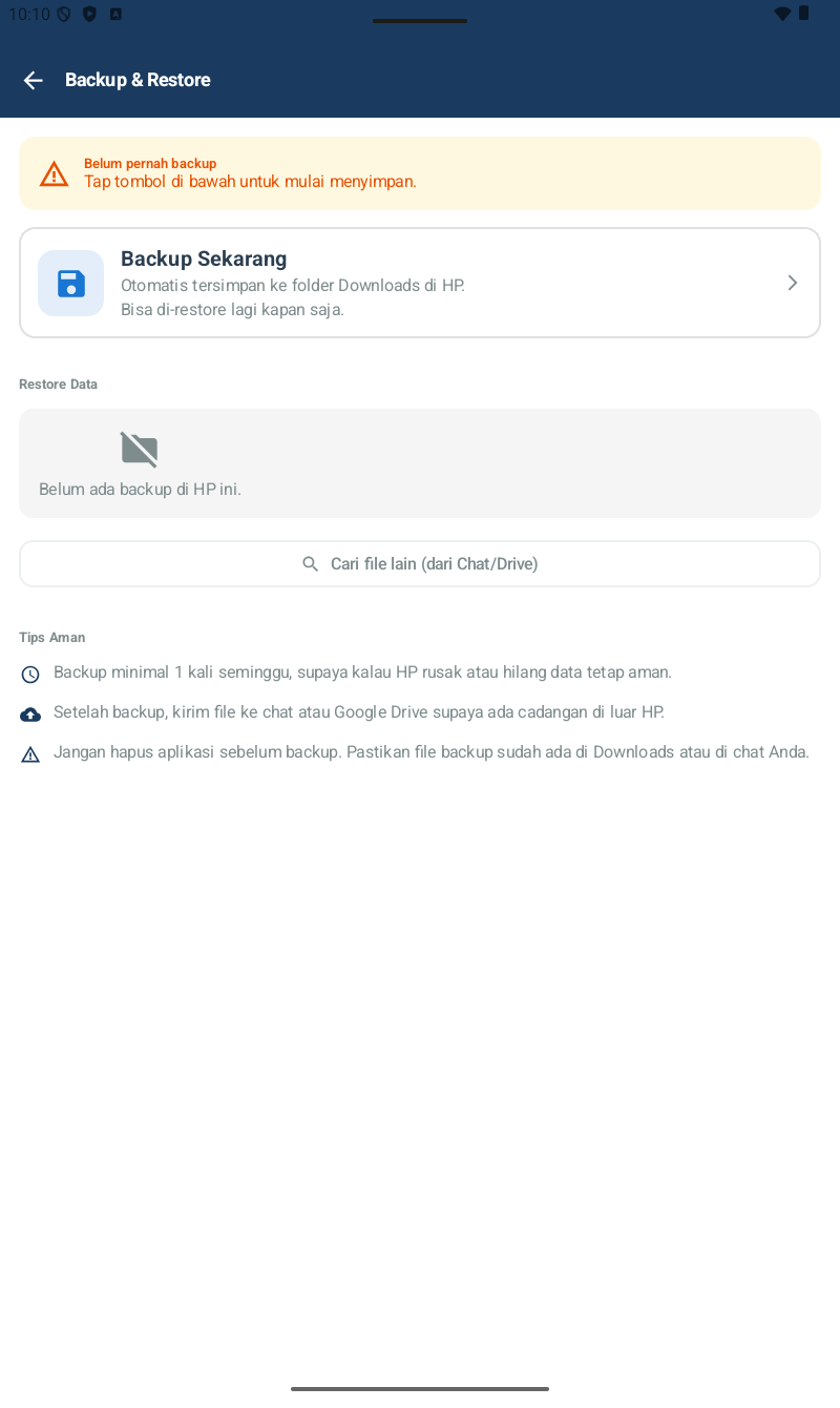 Halaman Backup & Restore — banner kuning 'Belum pernah backup', card Backup Sekarang (Otomatis tersimpan ke folder Downloads di HP. Bisa di-restore lagi kapan saja), section Restore Data dengan 'Belum ada backup di HP ini', tombol Cari file lain (dari Chat/Drive), section Tips Aman