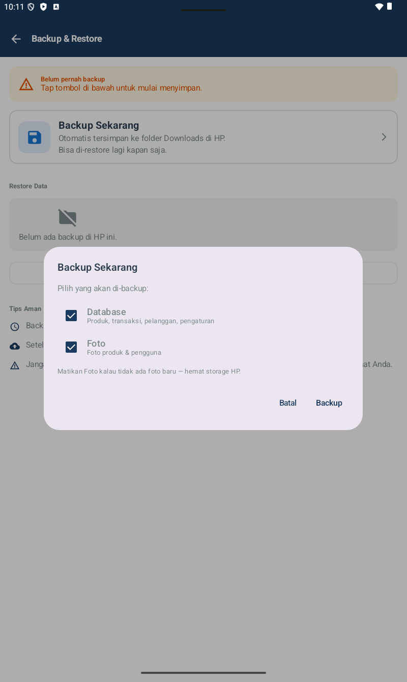 Dialog Backup Sekarang dengan judul 'Backup Sekarang', subtitle 'Pilih yang akan di-backup:', dua checkbox checked (Database — Produk, transaksi, pelanggan, pengaturan; Foto — Foto produk & pengguna), catatan 'Matikan Foto kalau tidak ada foto baru — hemat storage HP.', tombol Batal dan Backup