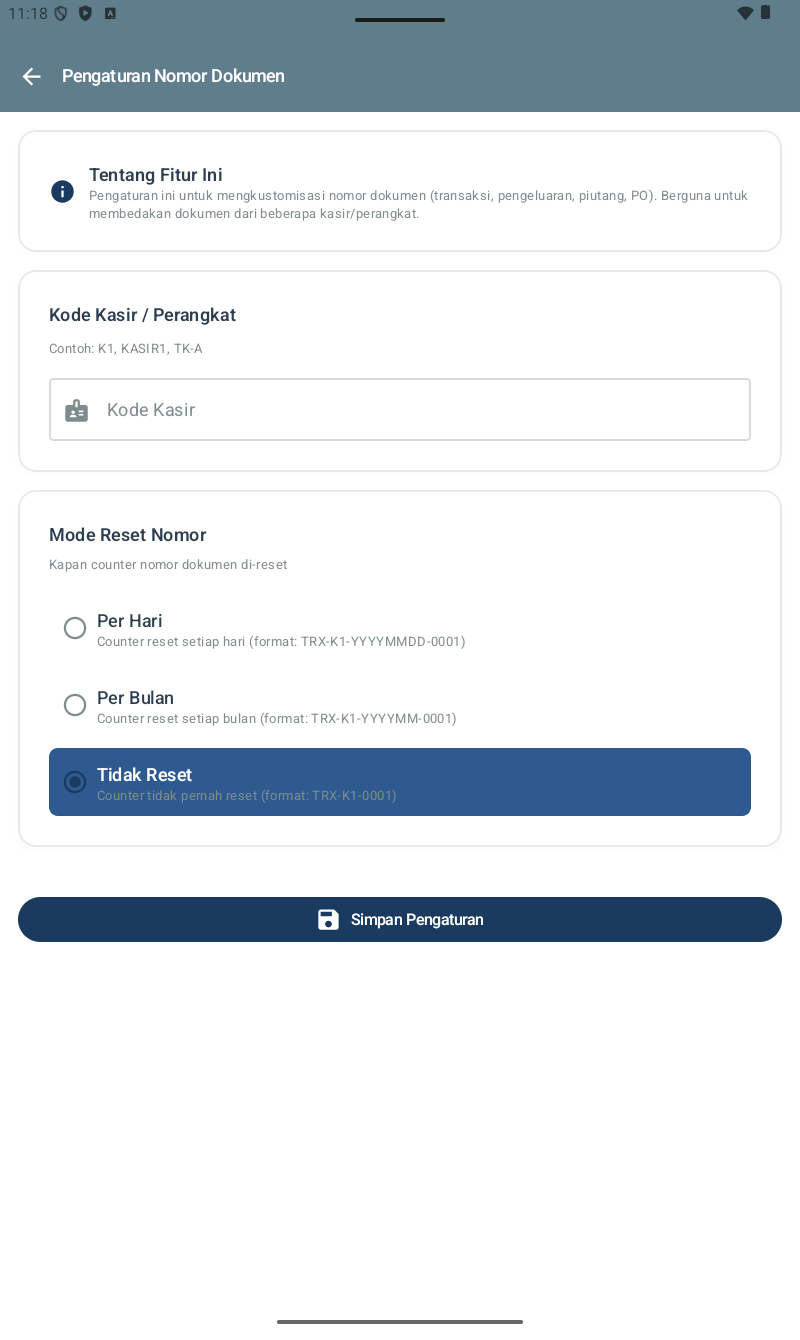 Halaman Pengaturan Nomor Dokumen — info banner: 'Pengaturan ini untuk mengkustomisasi nomor dokumen (transaksi, pengeluaran, piutang, PO). Berguna untuk membedakan dokumen dari beberapa kasir/perangkat.' Section Kode Kasir / Perangkat dengan input field 'Kode Kasir' (contoh: K1, KASIR1, TK-A). Section Mode Reset Nomor dengan 3 radio: Per Hari (counter reset setiap hari, format TRX-K1-YYYYMMDD-0001), Per Bulan (format TRX-K1-YYYYMM-0001), Tidak Reset selected (format TRX-K1-0001). Tombol Simpan Pengaturan di bawah