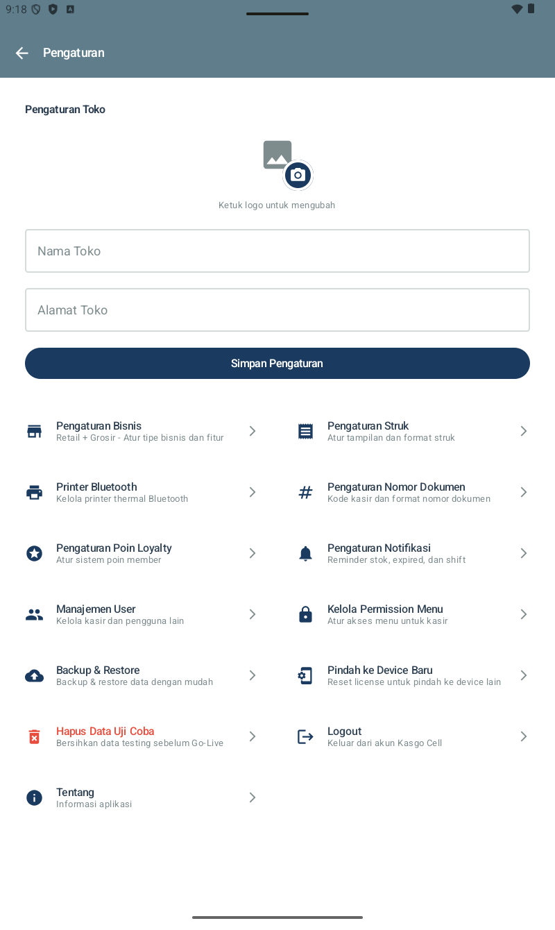 Halaman Pengaturan — section Pengaturan Toko di atas (logo, Nama Toko, Alamat Toko, tombol Simpan Pengaturan), grid 2 kolom 13 menu: Pengaturan Bisnis (Retail+Grosir), Pengaturan Struk, Printer Bluetooth, Pengaturan Nomor Dokumen, Pengaturan Poin Loyalty, Pengaturan Notifikasi, Manajemen User, Kelola Permission Menu, Backup & Restore, Pindah ke Device Baru, Hapus Data Uji Coba (warna merah), Logout (Keluar dari akun Kasgo Cell), Tentang