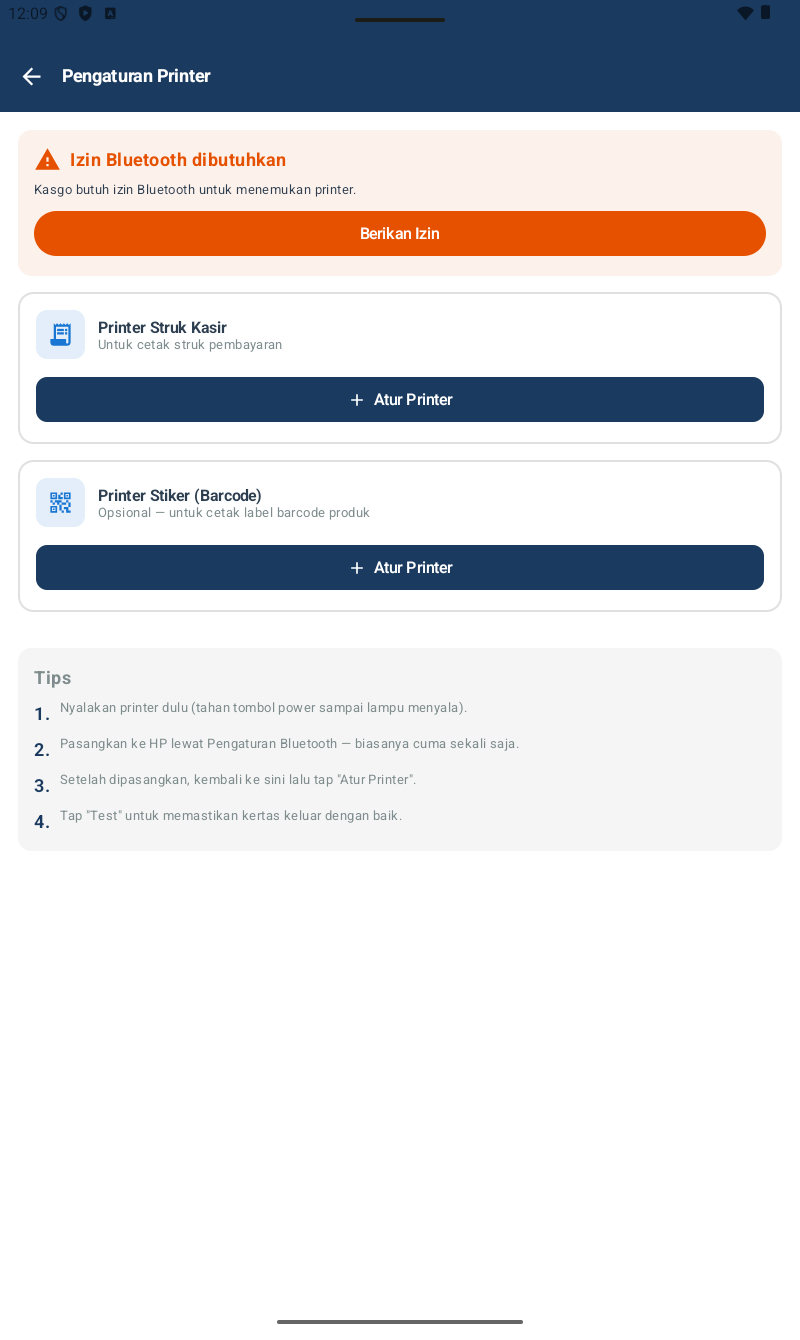 Halaman Pengaturan Printer — banner peringatan oranye 'Izin Bluetooth dibutuhkan / Kasgo butuh izin Bluetooth untuk menemukan printer' dengan tombol Berikan Izin. Section Printer Struk Kasir (Untuk cetak struk pembayaran) + tombol '+ Atur Printer'. Section Printer Stiker (Barcode) (Opsional — untuk cetak label barcode produk) + tombol '+ Atur Printer'. Section Tips: 1. Nyalakan printer dulu, 2. Pasangkan ke HP lewat Pengaturan Bluetooth, 3. Setelah dipasangkan kembali ke sini lalu tap 'Atur Printer', 4. Tap 'Test' untuk memastikan kertas keluar dengan baik