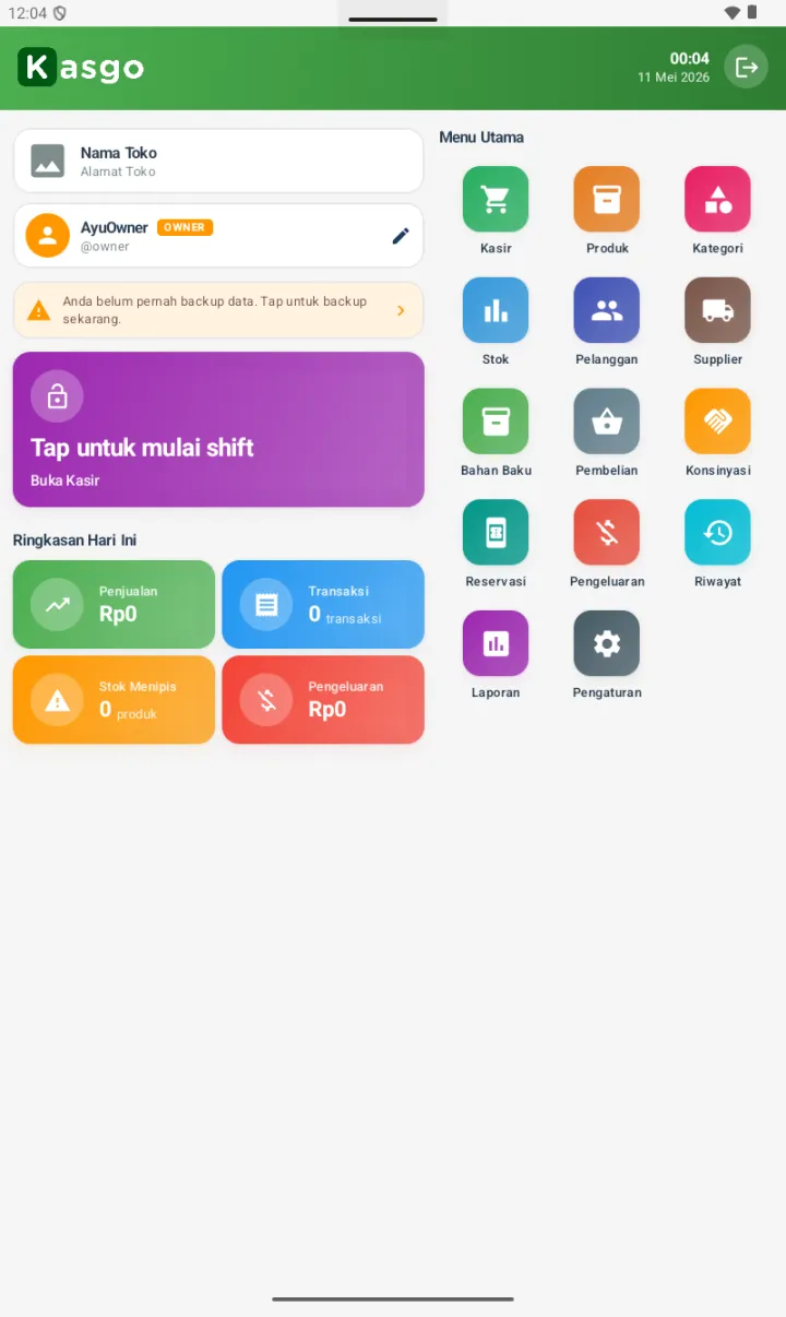 Home Kasgo FnB fresh setelah setup owner: header gradient hijau dengan jam dan logout icon, card Nama Toko / Alamat Toko (default placeholder belum diisi), AyuOwner OWNER badge, banner kuning Anda belum pernah backup data Tap untuk backup sekarang, card ungu Tap untuk mulai shift / Buka Kasir, Ringkasan Hari Ini 5 card (Penjualan / Transaksi / Stok Menipis / Pengeluaran / Bahan Menipis), Menu Utama 15 sub-menu