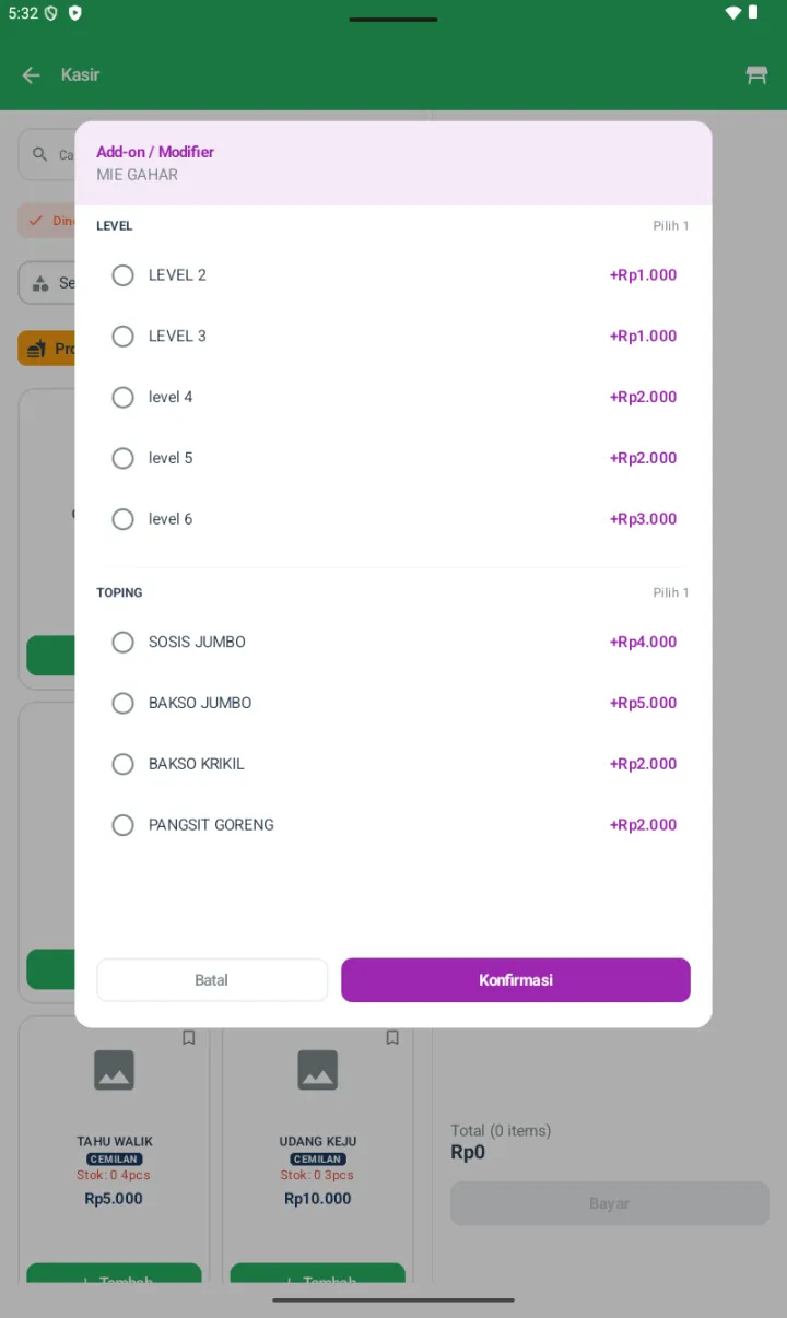Dialog Add-on / Modifier untuk MIE GAHAR dengan grup LEVEL (Pilih 1, 5 opsi: LEVEL 2-6 +1.000-+3.000) dan grup TOPING (Pilih 1, 4 opsi: SOSIS JUMBO +4.000, BAKSO JUMBO +5.000, BAKSO KRIKIL +2.000, PANGSIT GORENG +2.000), tombol Batal dan Konfirmasi