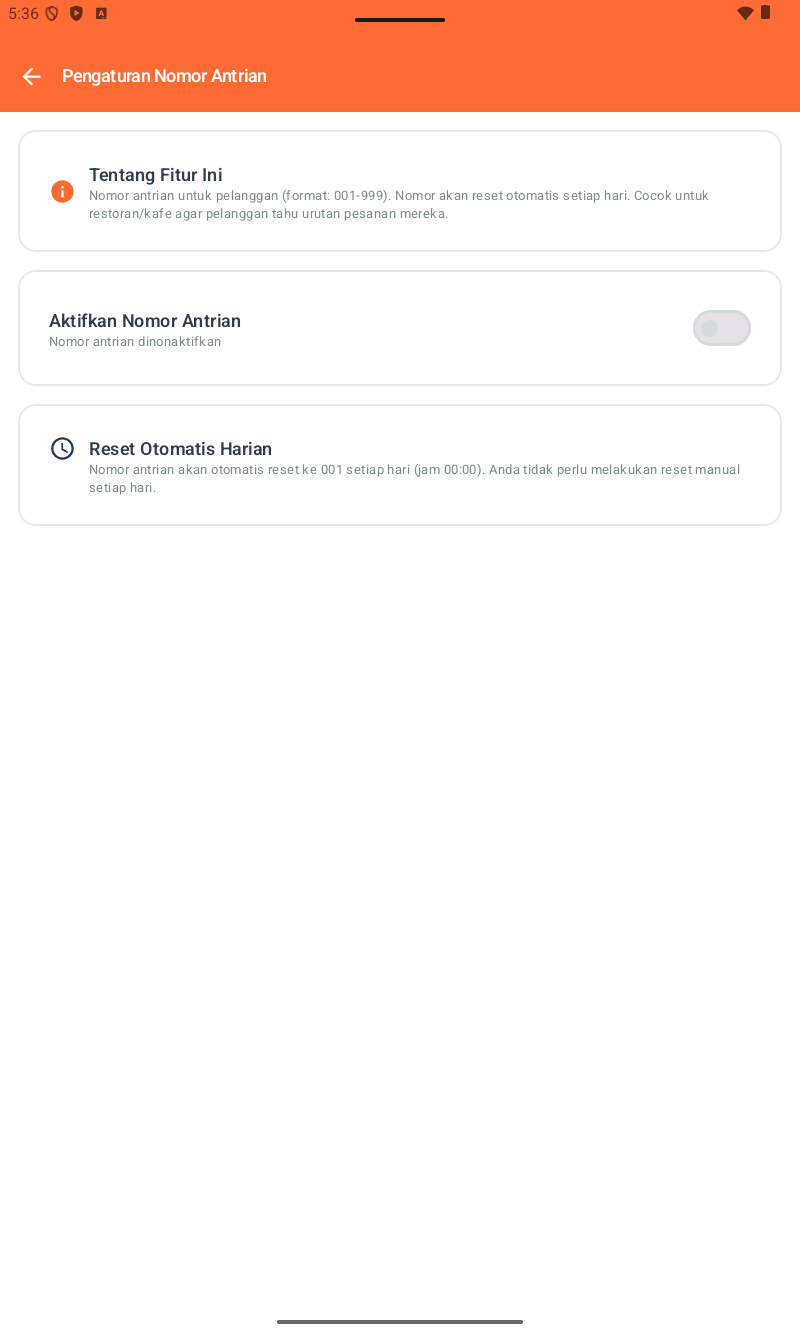 Halaman Pengaturan Nomor Antrian — header oranye. Card info 'Tentang Fitur Ini': 'Nomor antrian untuk pelanggan (format: 001-999). Nomor akan reset otomatis setiap hari. Cocok untuk restoran/kafe agar pelanggan tahu urutan pesanan mereka.' Card toggle 'Aktifkan Nomor Antrian' (default OFF, status 'Nomor antrian dinonaktifkan'). Card 'Reset Otomatis Harian' info: 'Nomor antrian akan otomatis reset ke 001 setiap hari (jam 00:00). Anda tidak perlu melakukan reset manual setiap hari.'